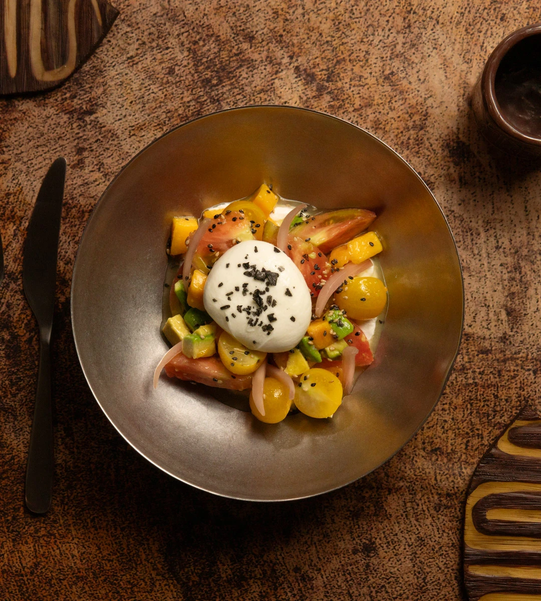 Ensalada Voltereta de Burrata fresca con tomates, aguacate y mango